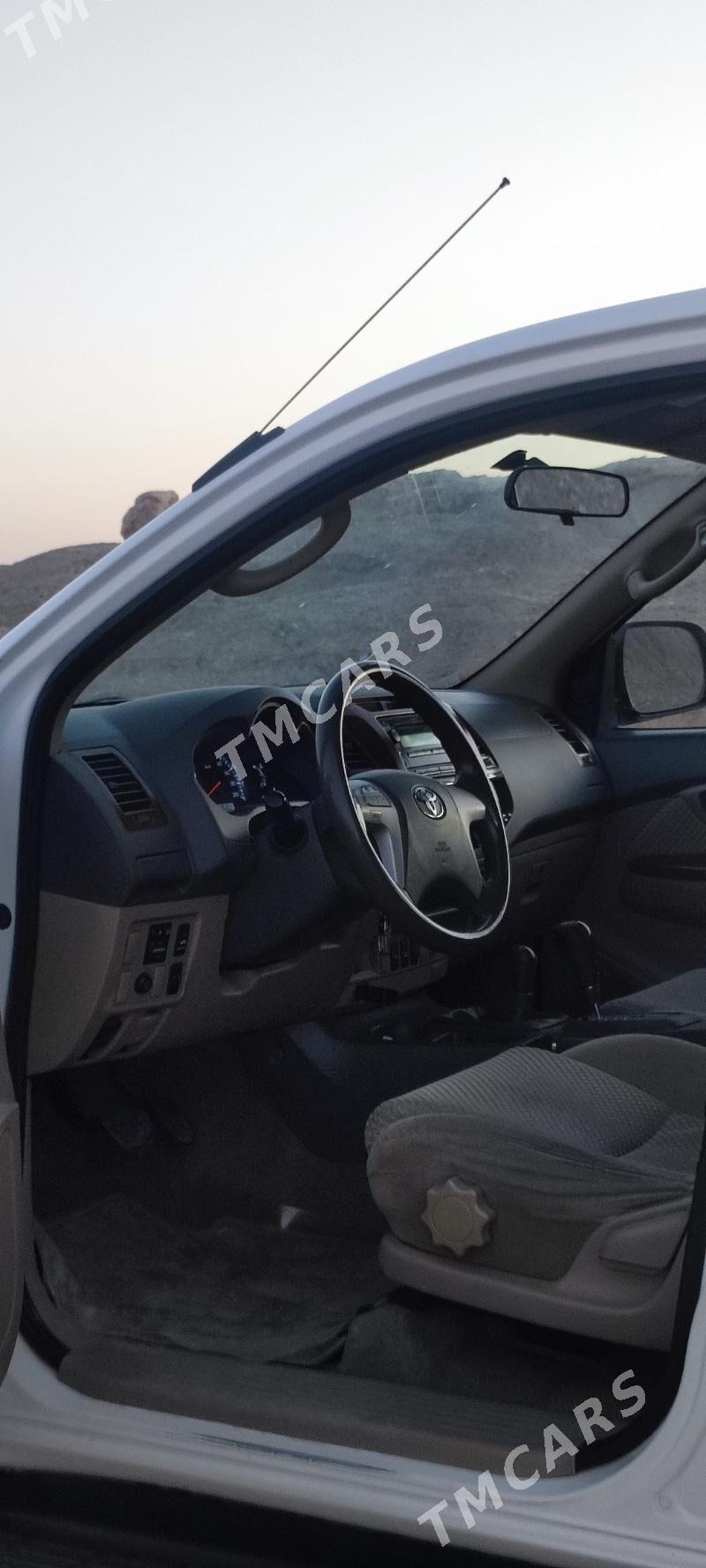 Toyota Hilux 2012 - 299 000 TMT - Türkmenabat - img 4