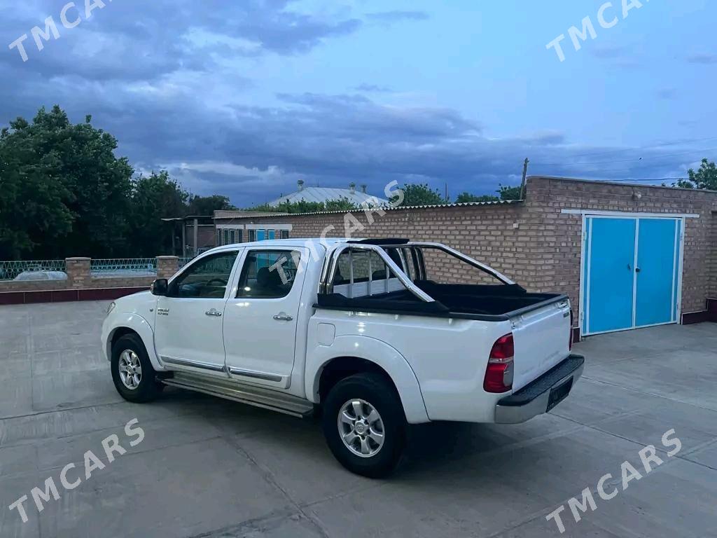 Toyota Hilux 2011 - 320 000 TMT - Бахарден - img 3