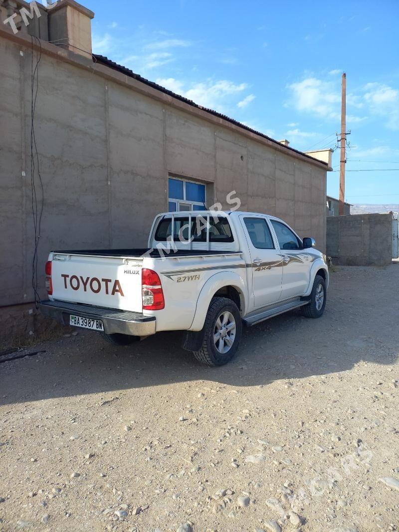 Toyota Hilux 2006 - 250 000 TMT - Балканабат - img 3