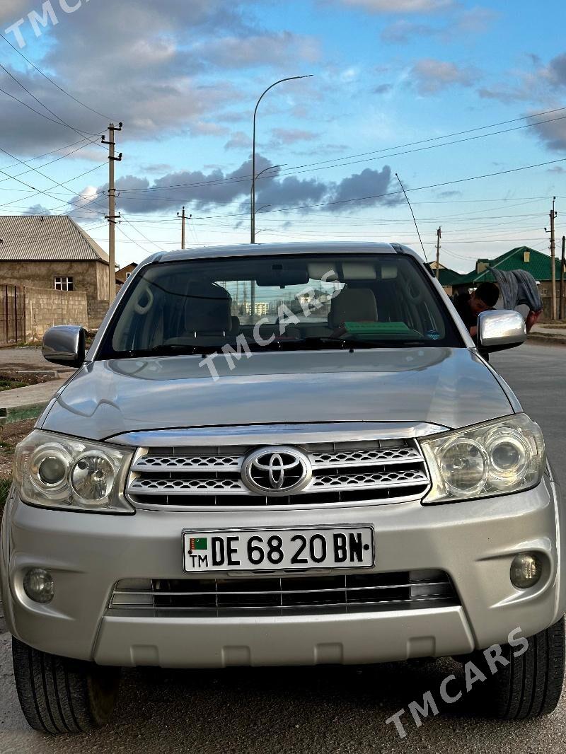 Toyota Fortuner 2010 - 300 000 TMT - Балканабат - img 4