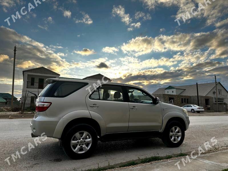 Toyota Fortuner 2010 - 300 000 TMT - Балканабат - img 6