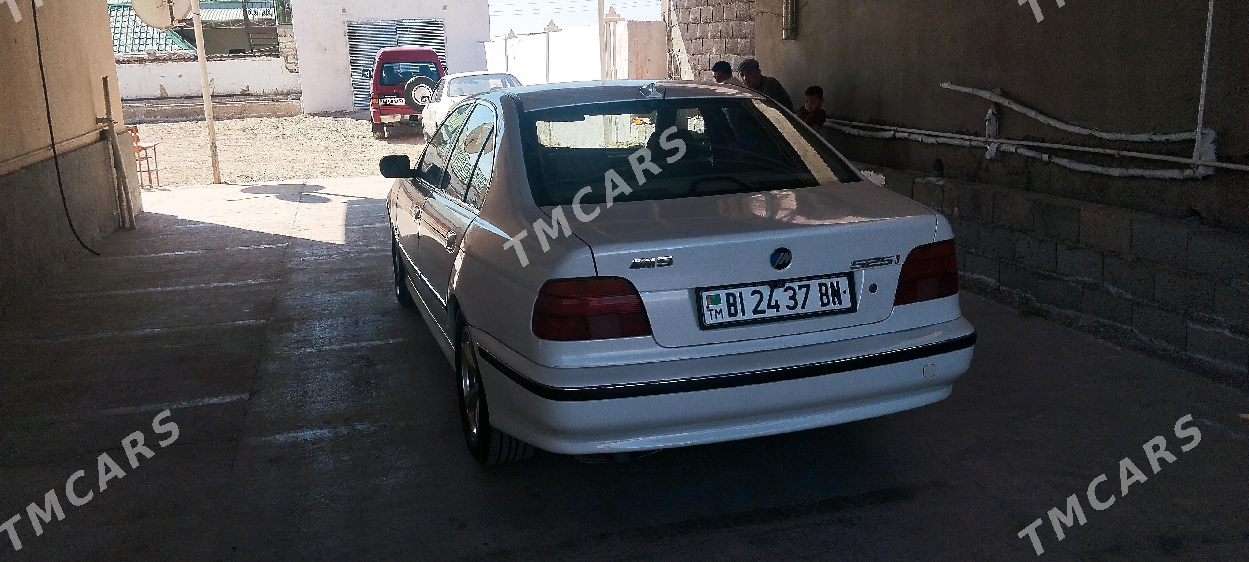BMW E39 1999 - 100 000 TMT - Балканабат - img 4