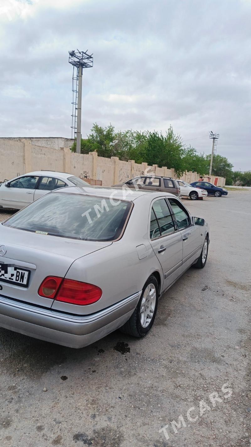 Mercedes-Benz E320 1999 - 102 000 TMT - Balkanabat - img 4