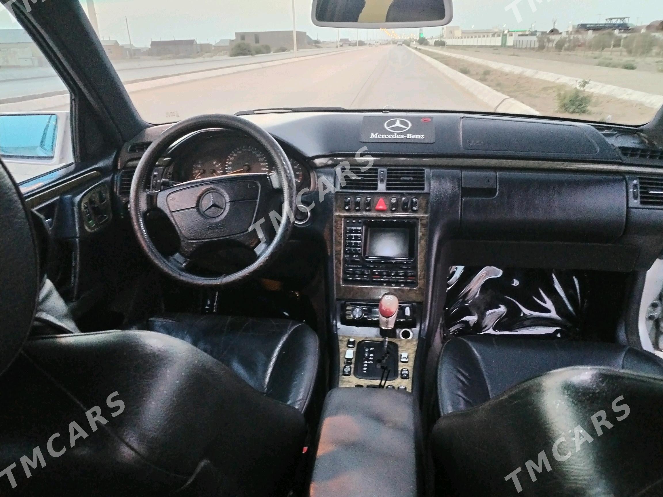 Mercedes-Benz E320 1999 - 75 000 TMT - Гумдаг - img 6