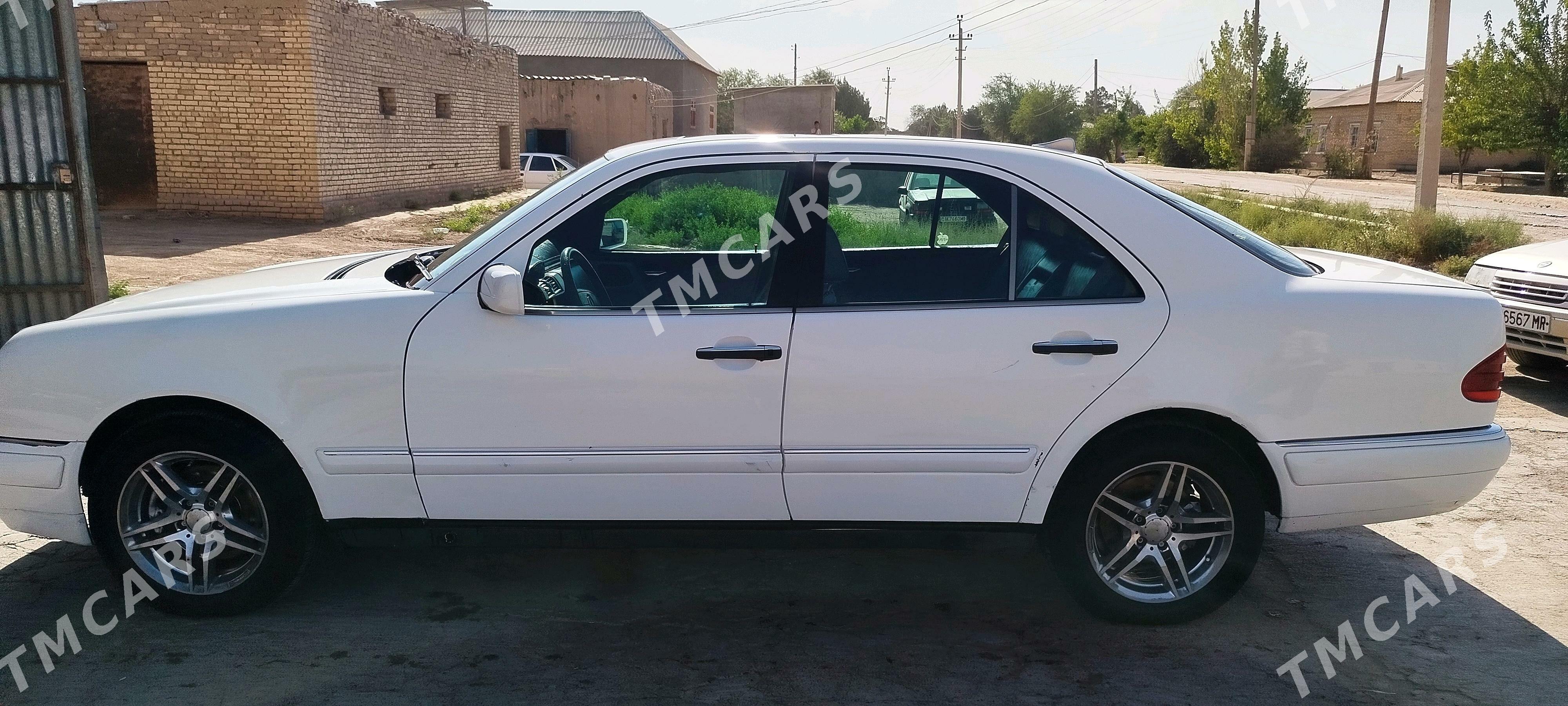 Mercedes-Benz E320 1997 - 65 000 TMT - Türkmengala - img 2
