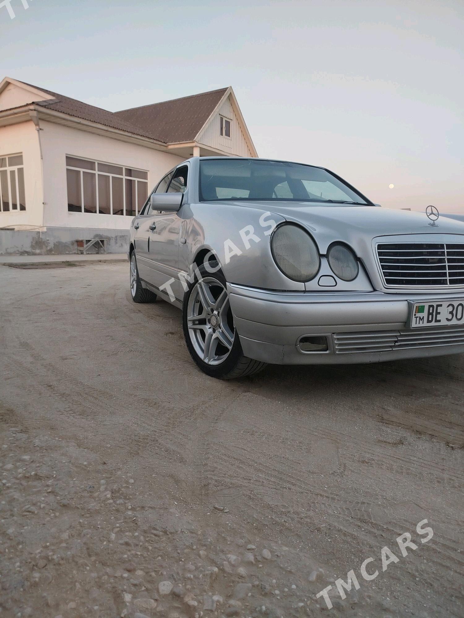 Mercedes-Benz E320 1998 - 70 000 TMT - Эсенгулы - img 3