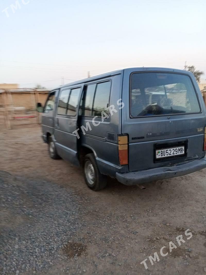 Toyota Hiace 1988 - 32 000 TMT - Мары - img 4