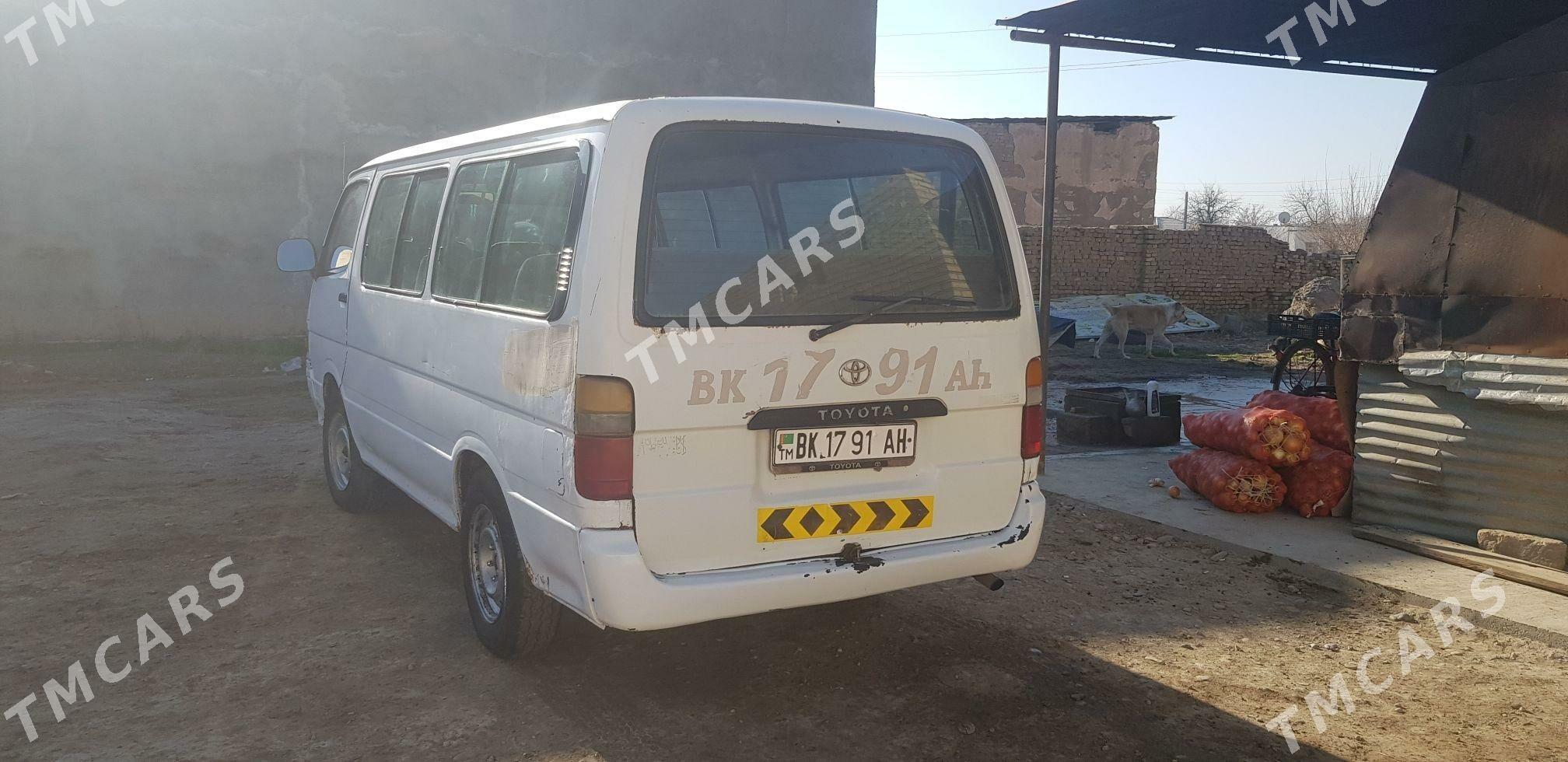Toyota Hiace 2004 - 65 000 TMT - Бабадайхан - img 3