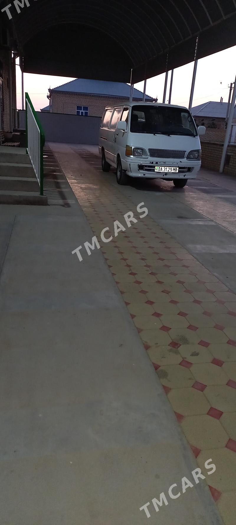 Toyota Hiace 2004 - 130 000 TMT - Мары - img 2