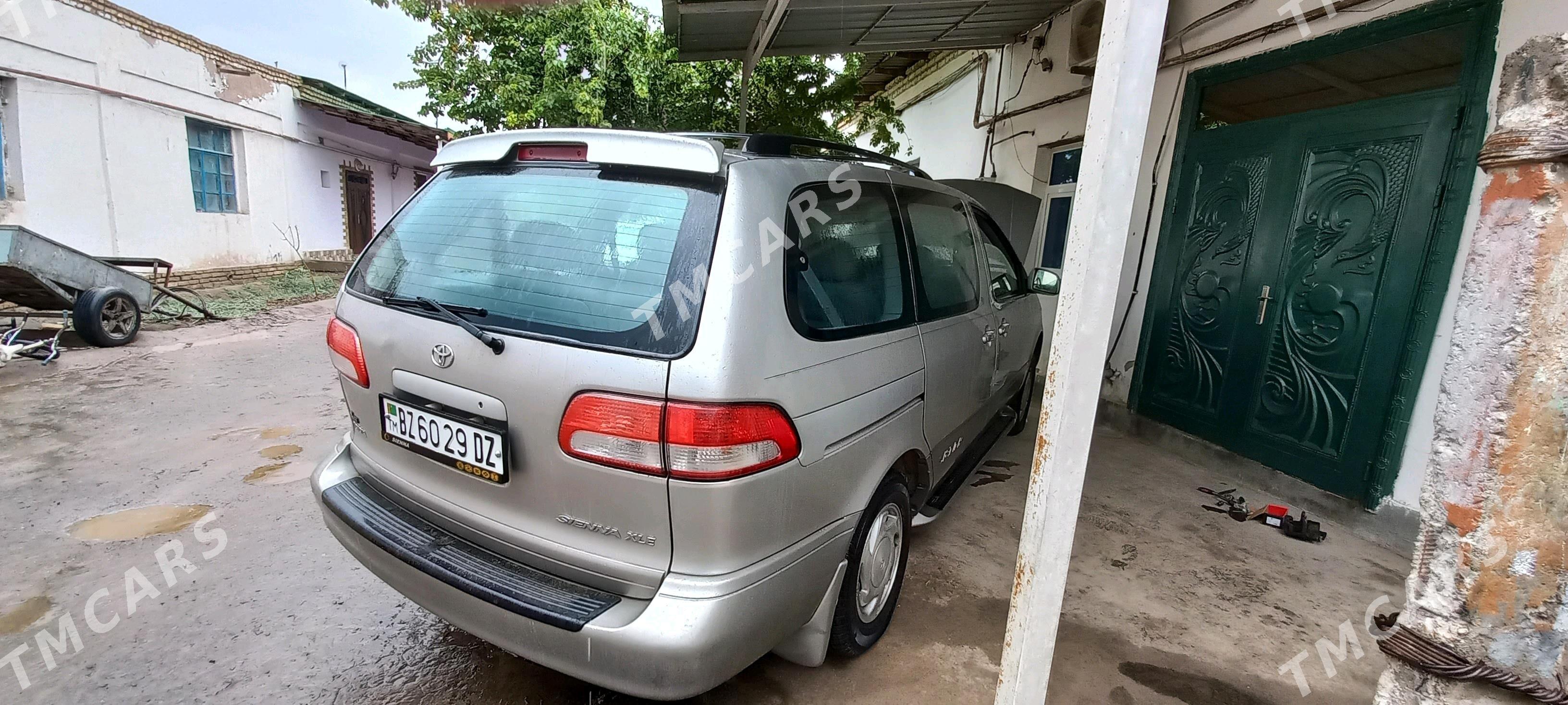 Toyota Sienna 2002 - 188 000 TMT - Daşoguz - img 4