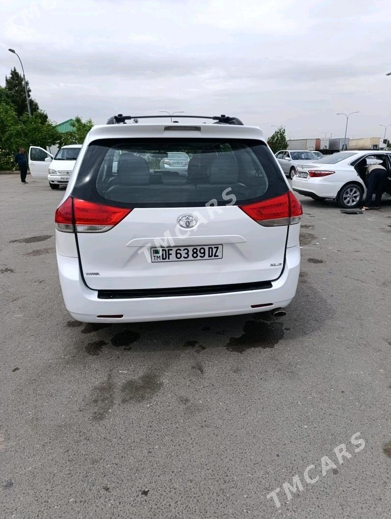 Toyota Sienna 2011 - 270 000 TMT - Кёнеургенч - img 4