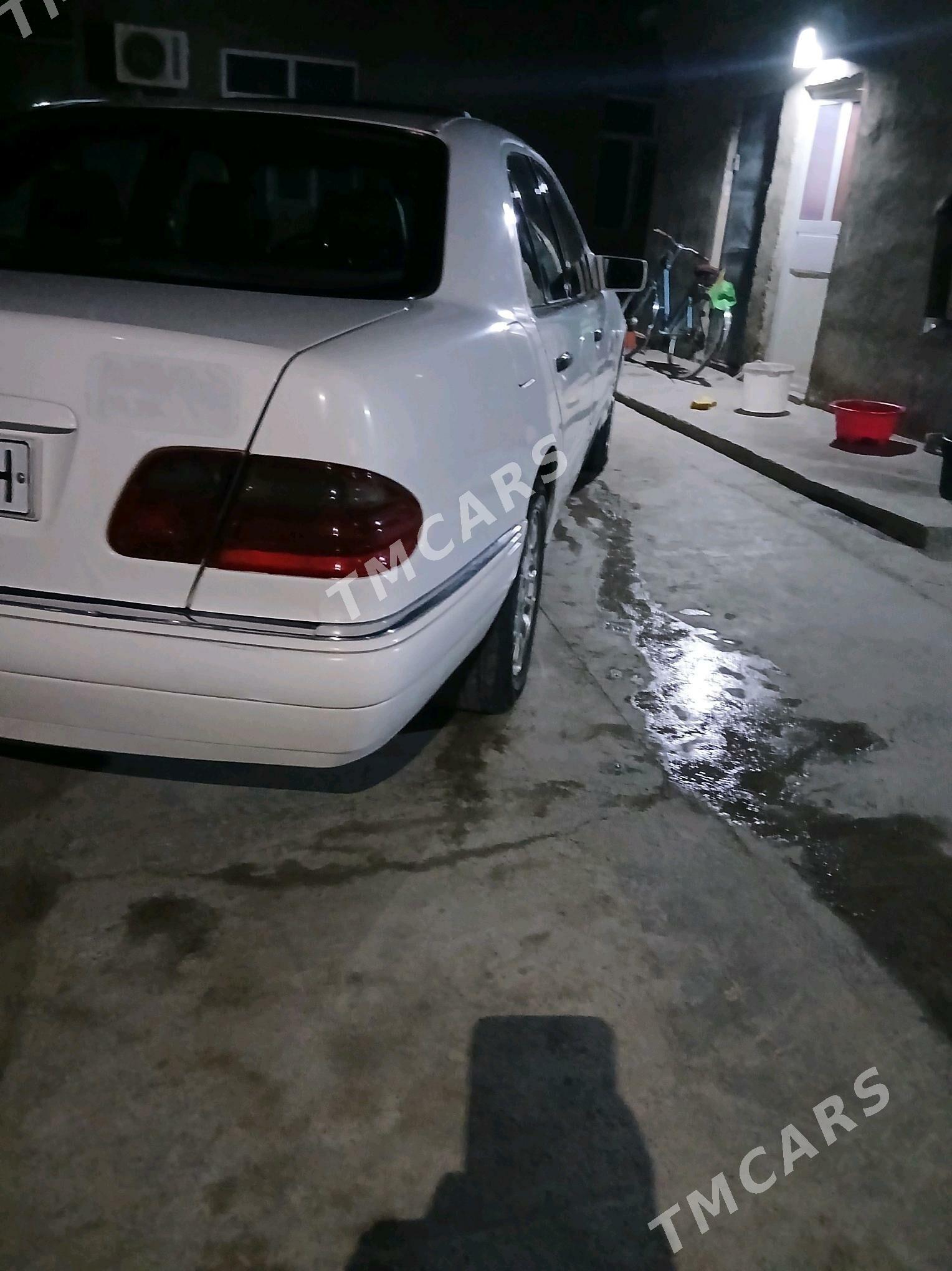 Mercedes-Benz E320 1996 - 43 000 TMT - Bäherden - img 2