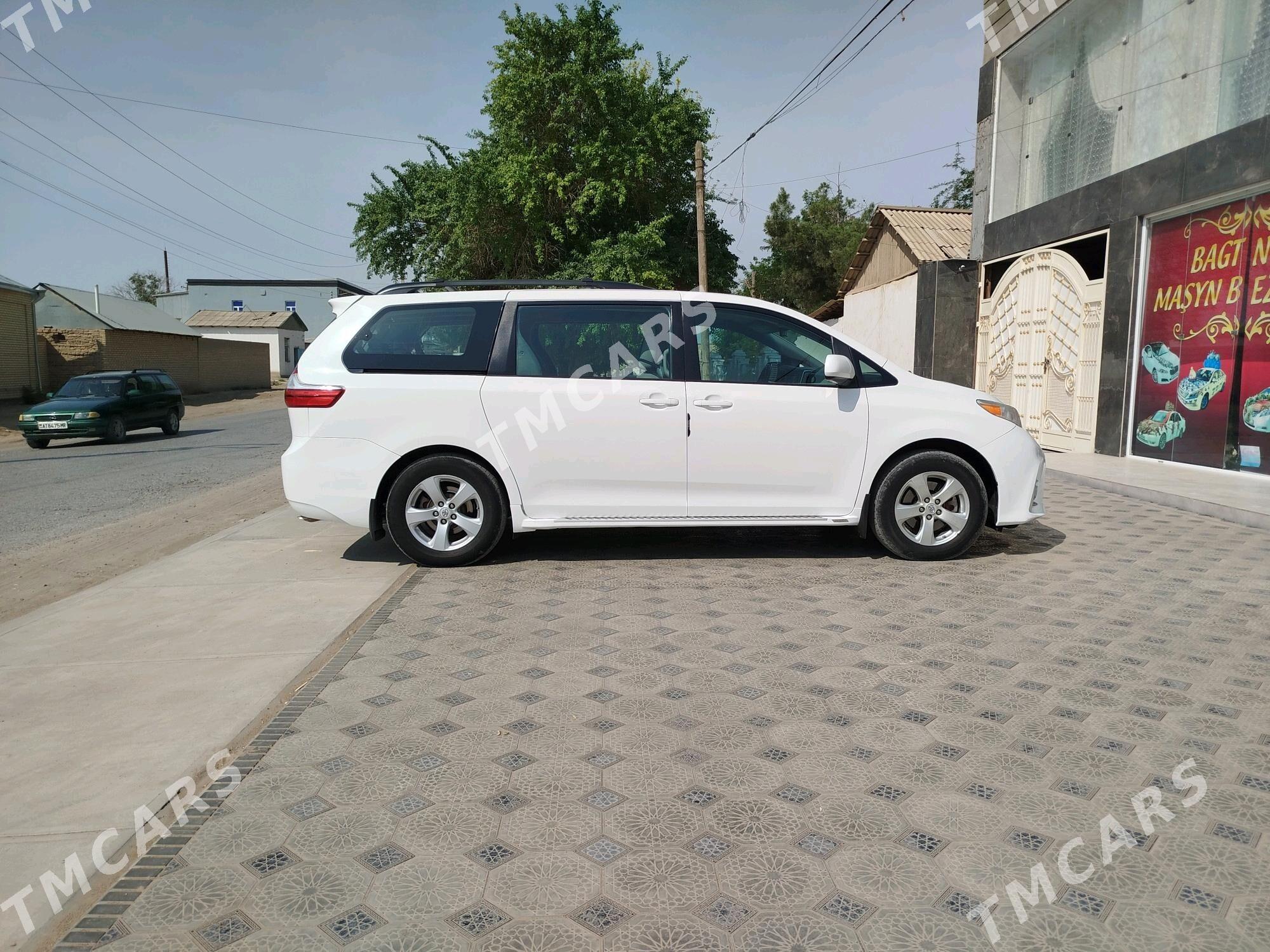 Toyota Sienna 2015 - 300 000 TMT - Türkmengala - img 6