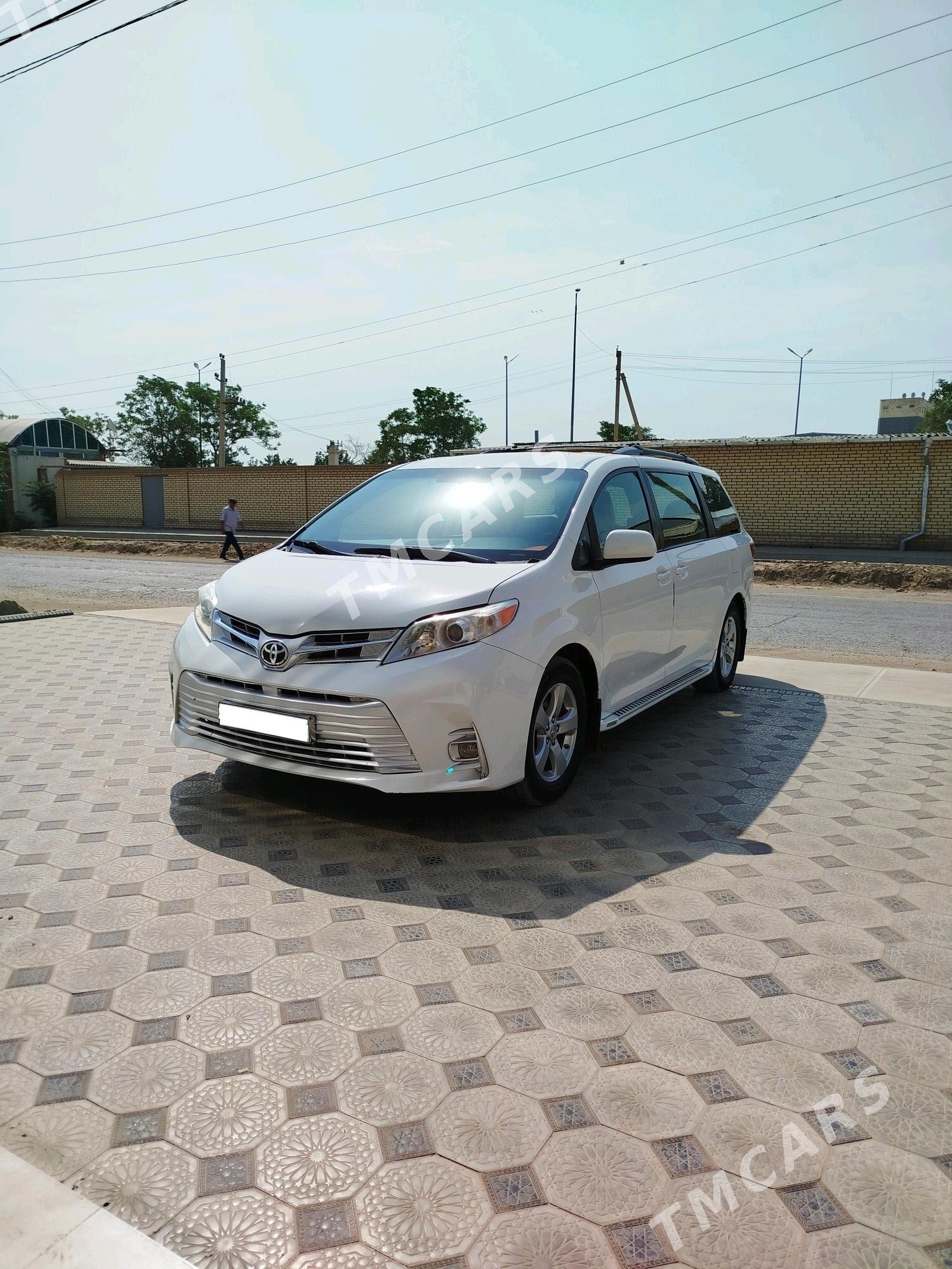 Toyota Sienna 2015 - 300 000 TMT - Türkmengala - img 7
