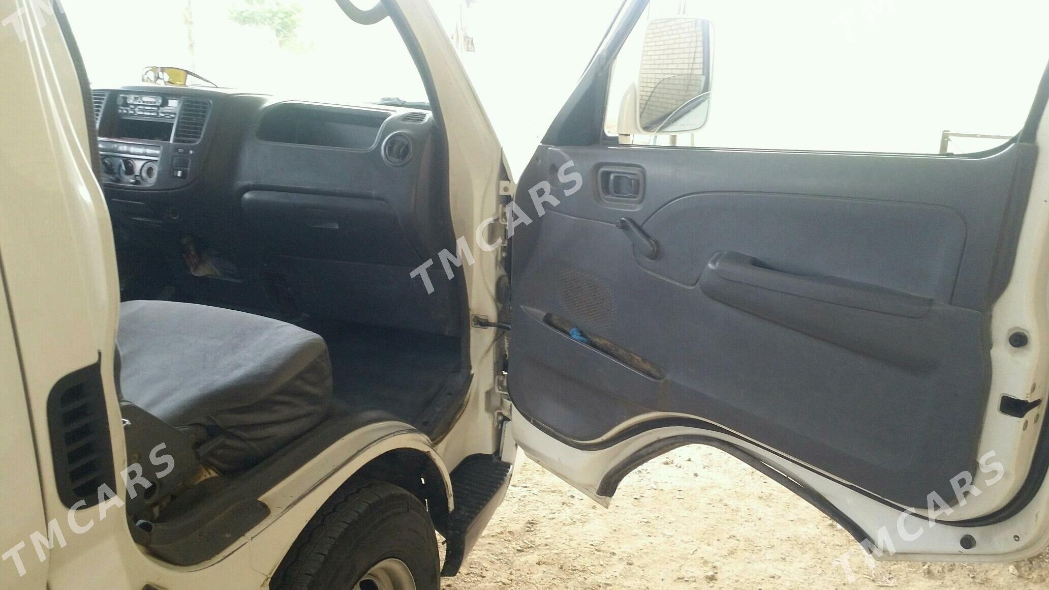 Nissan Urvan 2006 - 130 000 TMT - Мары - img 2