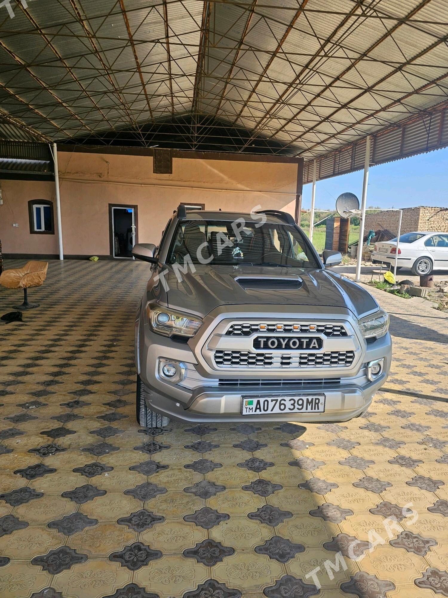 Toyota Tacoma 2018 - 330 000 TMT - Туркменгала - img 4