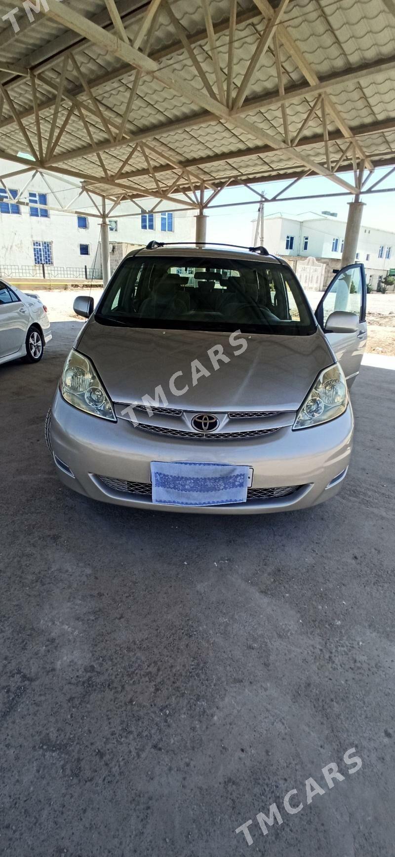 Toyota Sienna 2006 - 250 000 TMT - Кака - img 3