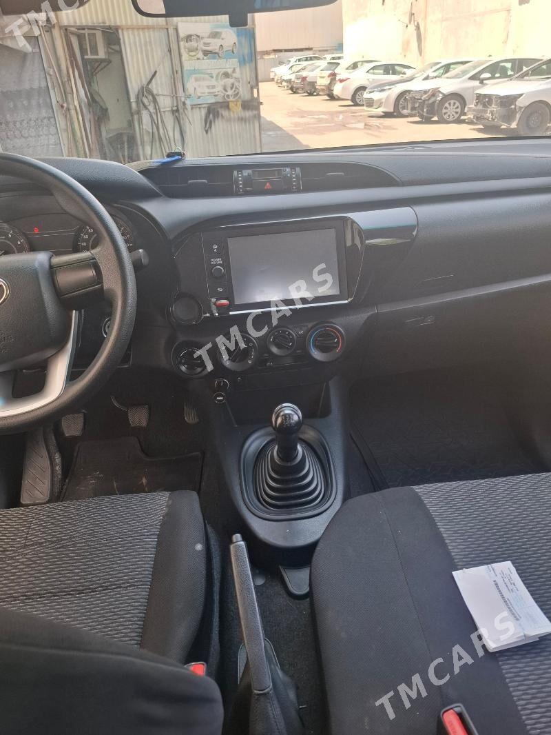 Toyota Hilux 2021 - 500 000 TMT - Aşgabat - img 4