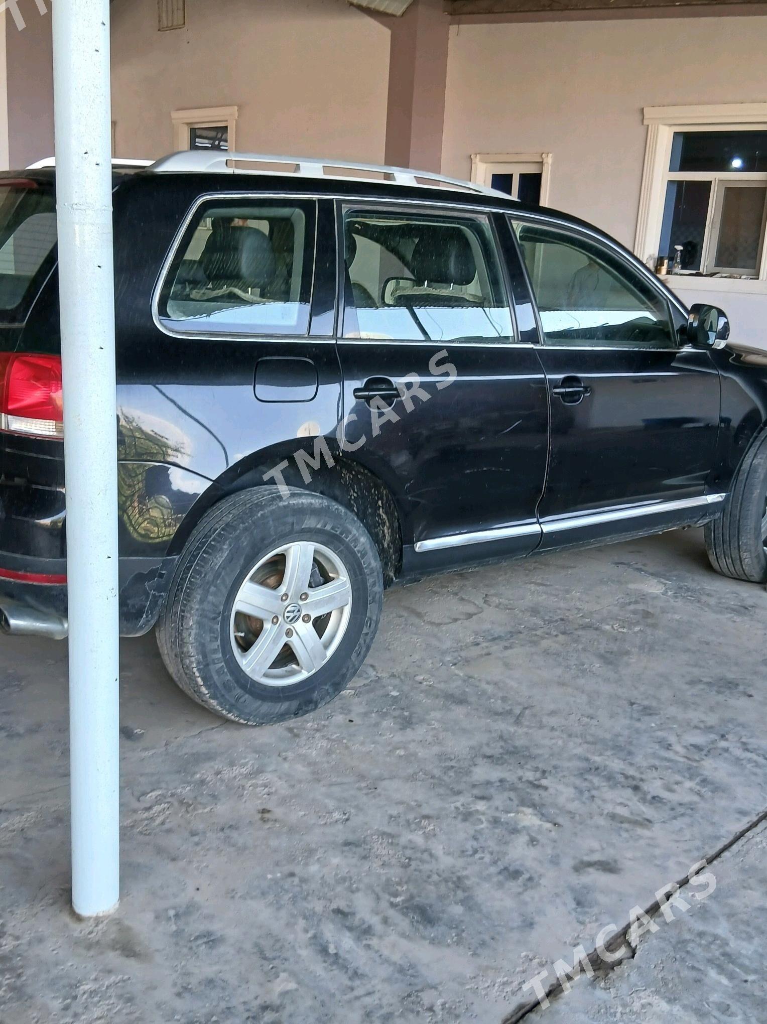 Volkswagen Touareg 2005 - 132 000 TMT - Халач - img 8