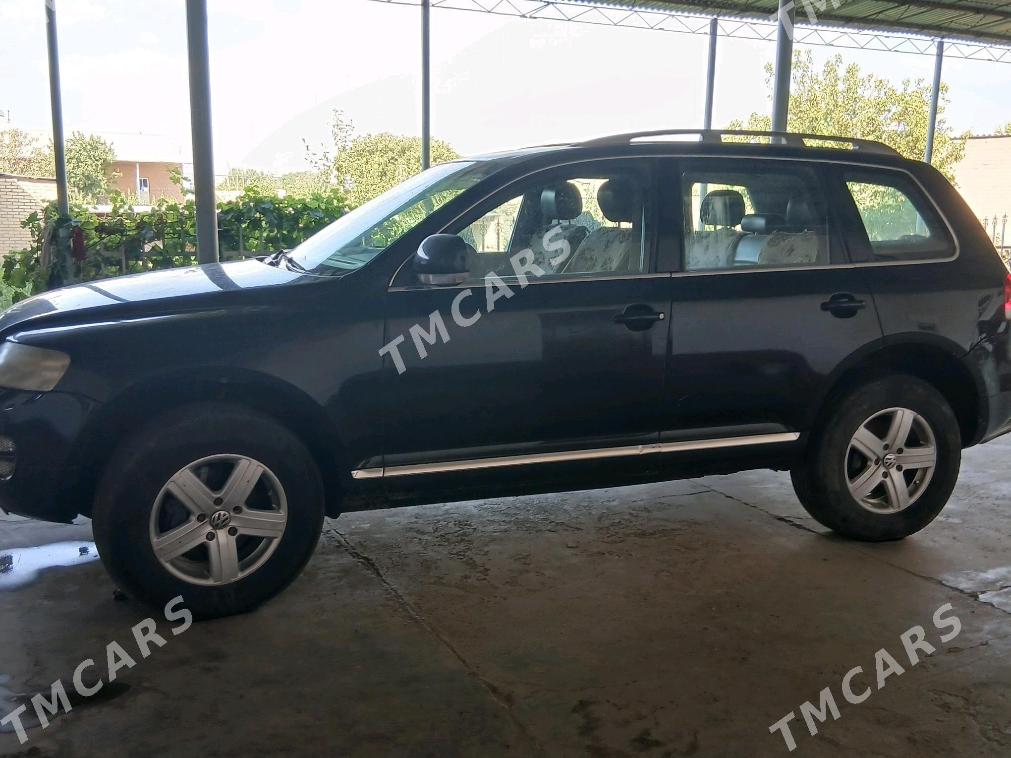 Volkswagen Touareg 2005 - 132 000 TMT - Халач - img 4