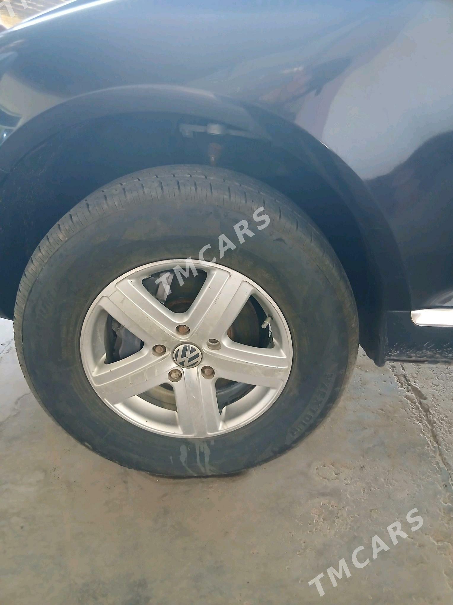 Volkswagen Touareg 2005 - 132 000 TMT - Халач - img 9