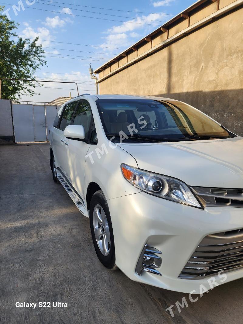 Toyota Sienna 2019 - 365 000 TMT - Теджен - img 3
