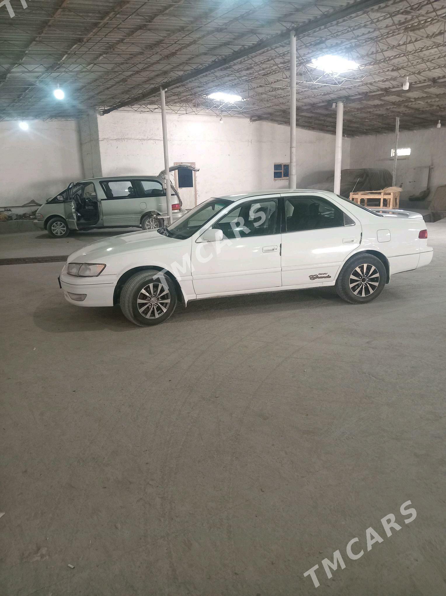 Toyota Camry 2001 - 140 000 TMT - Halaç - img 4
