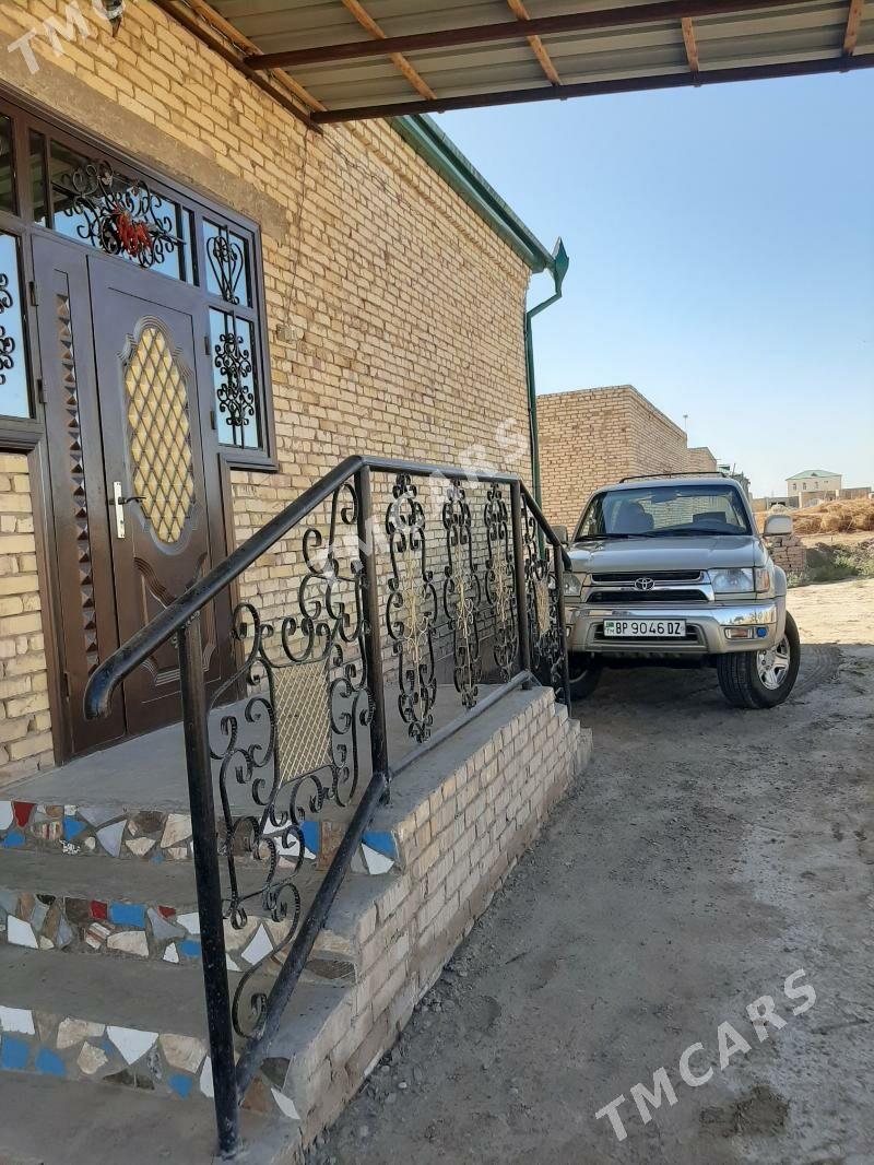 Toyota 4Runner 2002 - 140 000 TMT - Дашогуз - img 3
