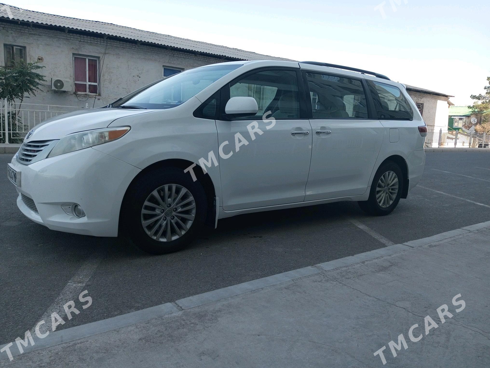 Toyota Sienna 2010 - 255 000 TMT - Мары - img 5