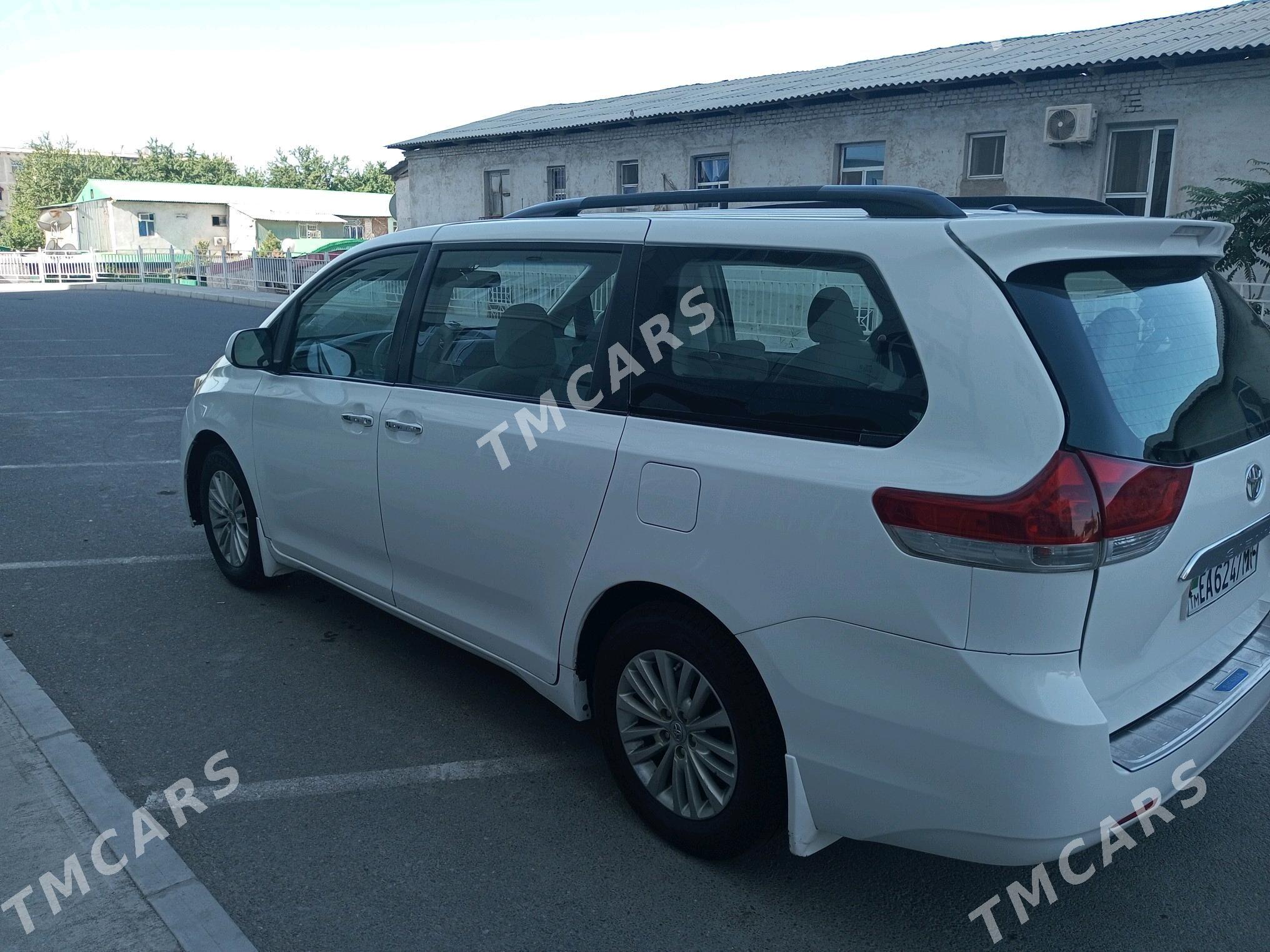 Toyota Sienna 2010 - 255 000 TMT - Мары - img 8
