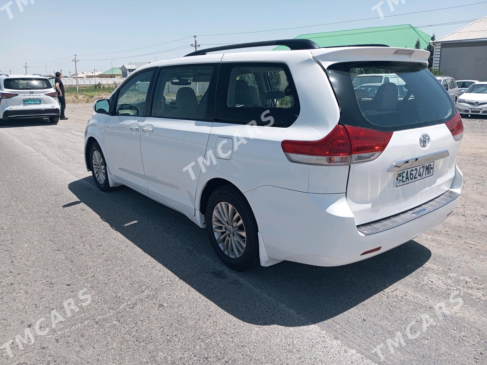Toyota Sienna 2010 - 255 000 TMT - Мары - img 7