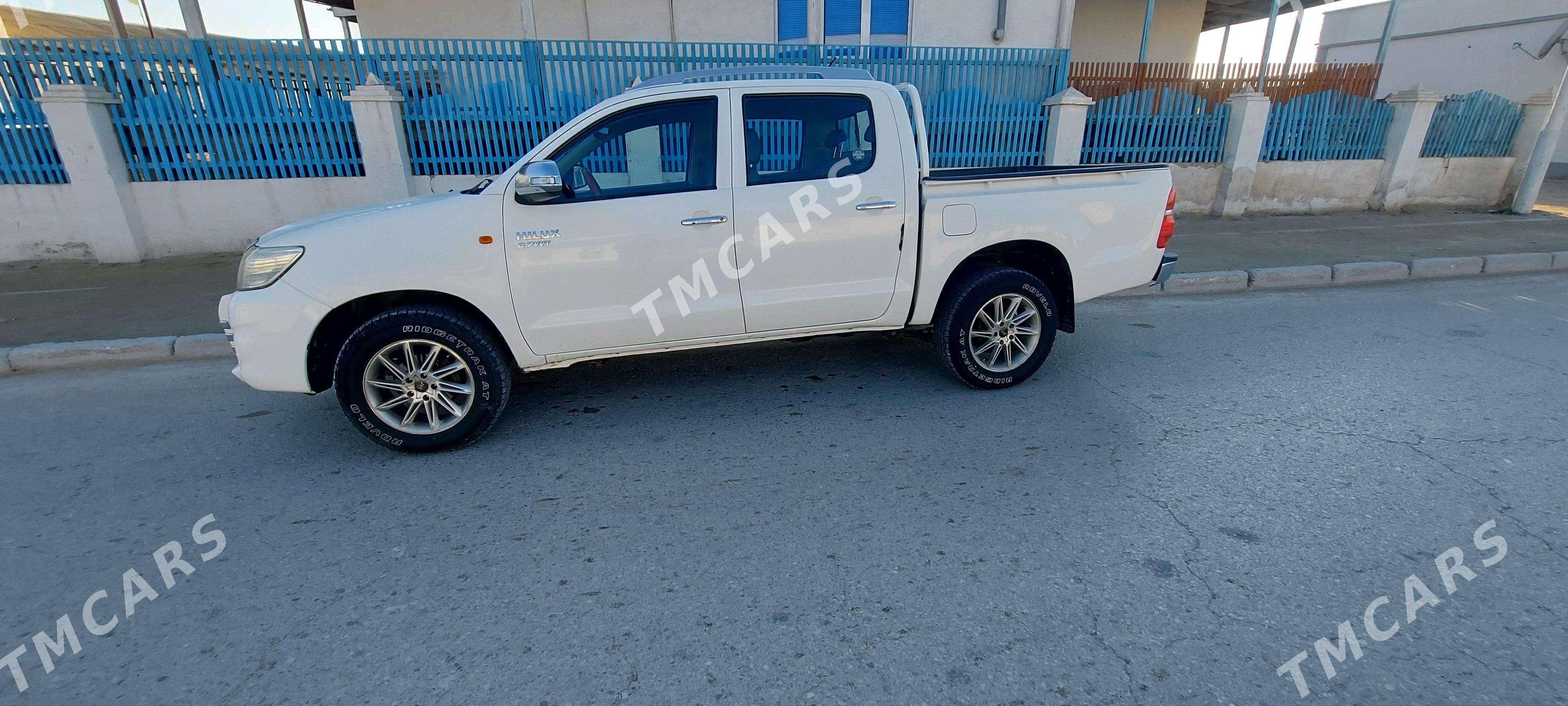 Toyota Hilux 2013 - 250 000 TMT - Эсенгулы - img 6
