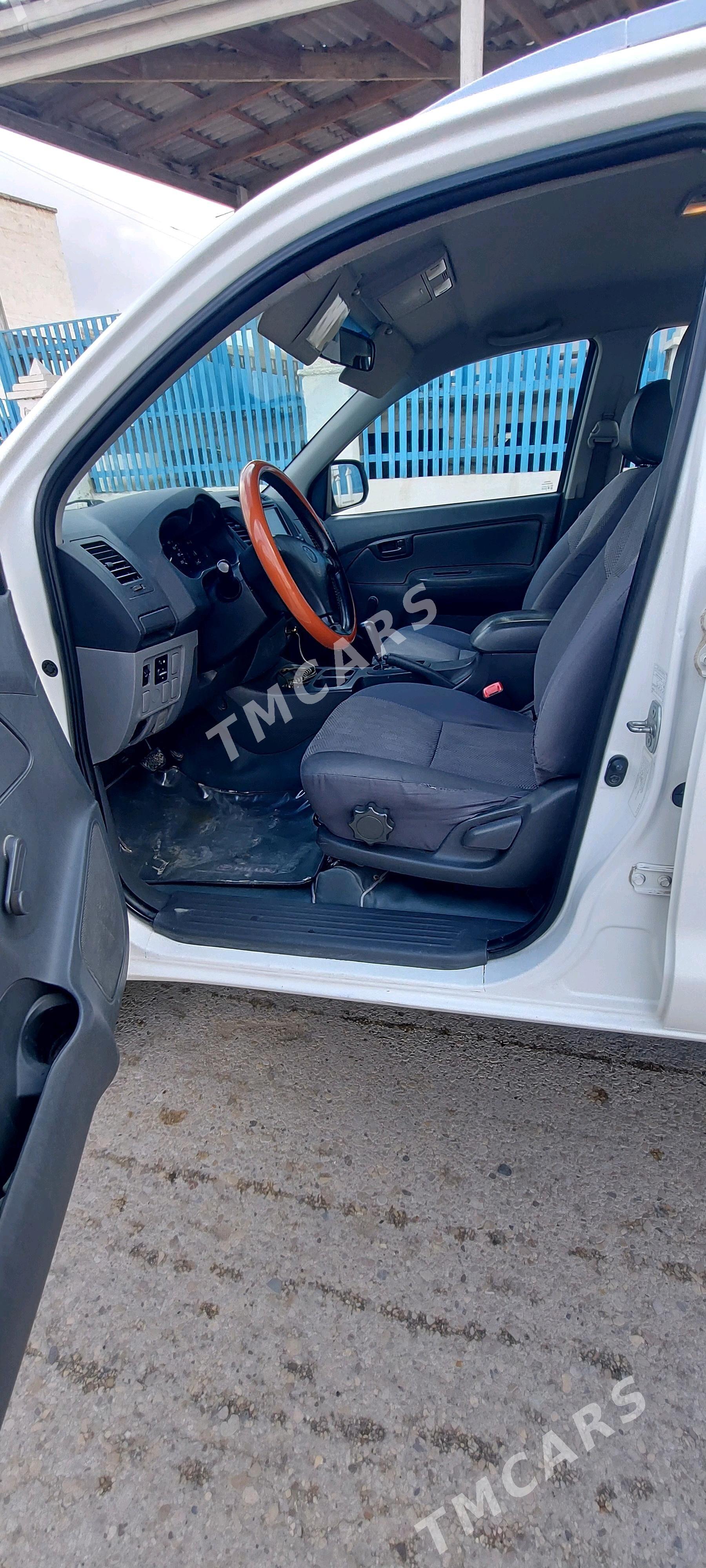 Toyota Hilux 2013 - 250 000 TMT - Эсенгулы - img 4