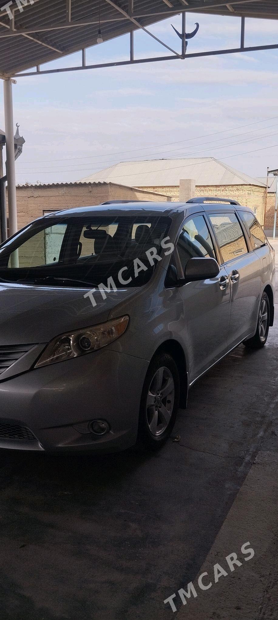 Toyota Sienna 2012 - 278 000 TMT - Гёкдепе - img 4