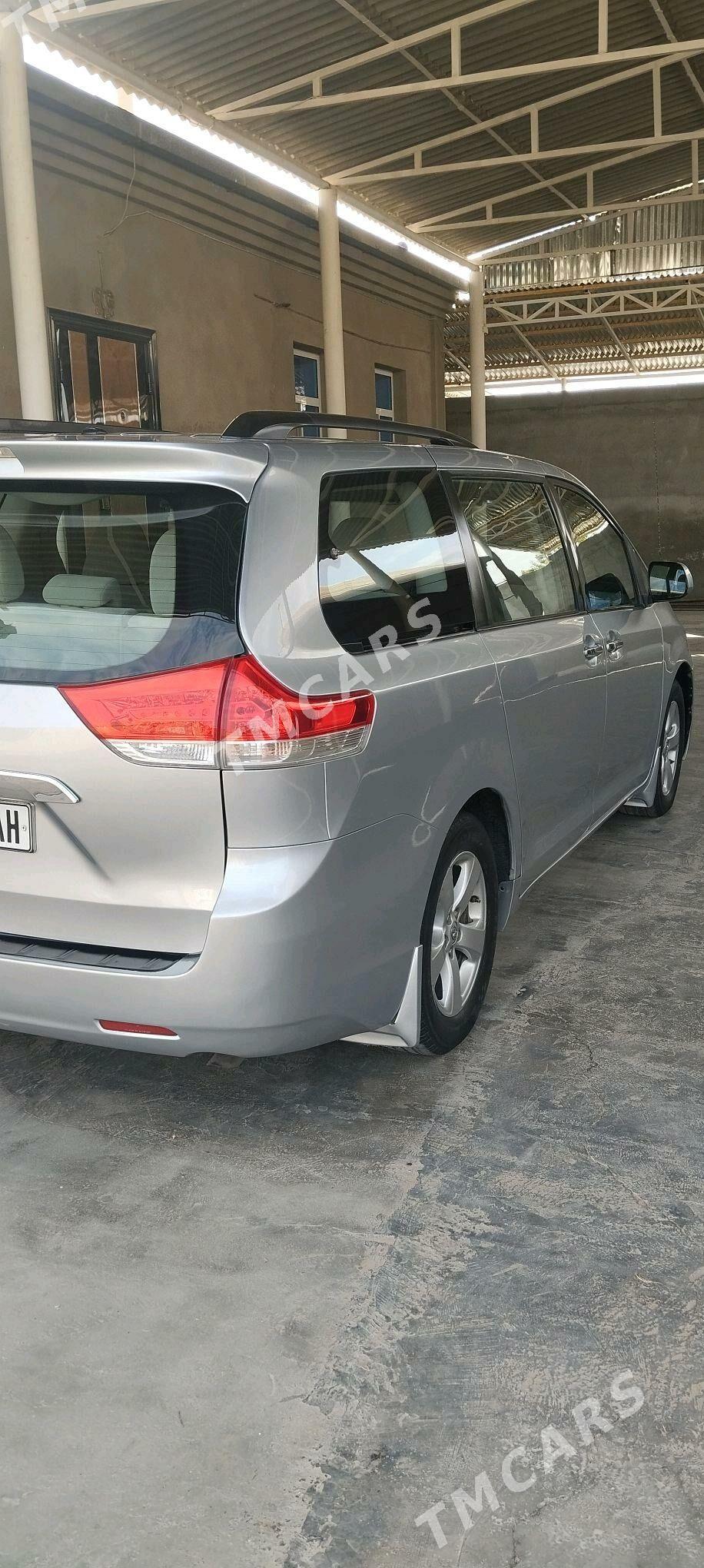 Toyota Sienna 2012 - 278 000 TMT - Гёкдепе - img 5