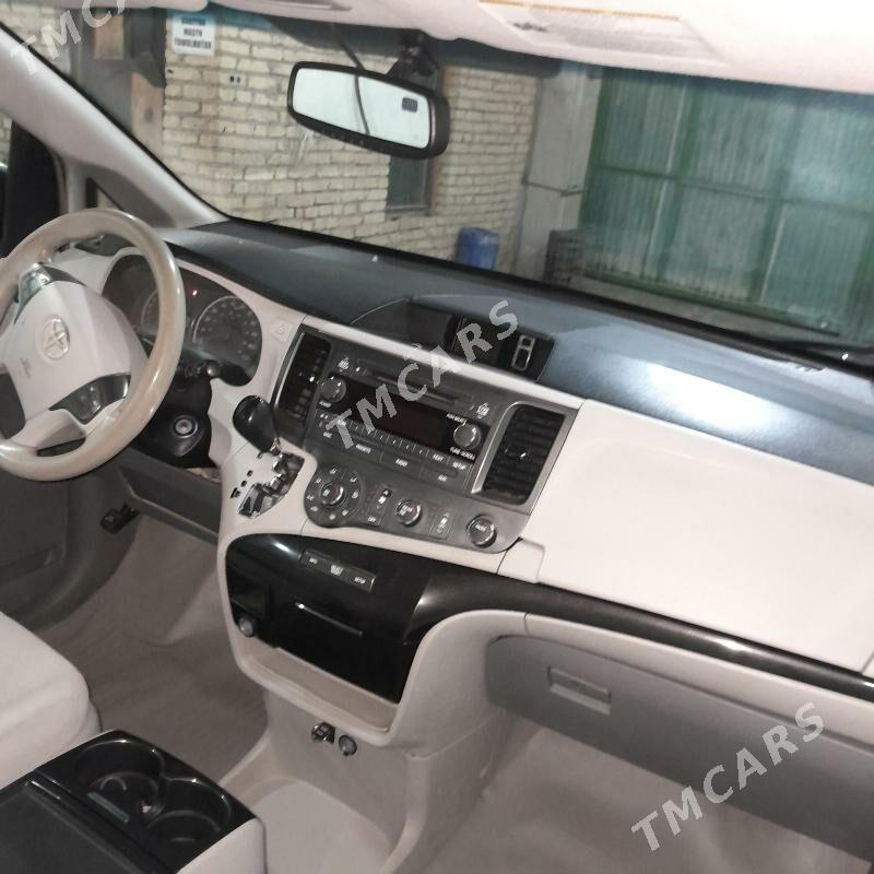 Toyota Sienna 2011 - 280 000 TMT - Дянев - img 2