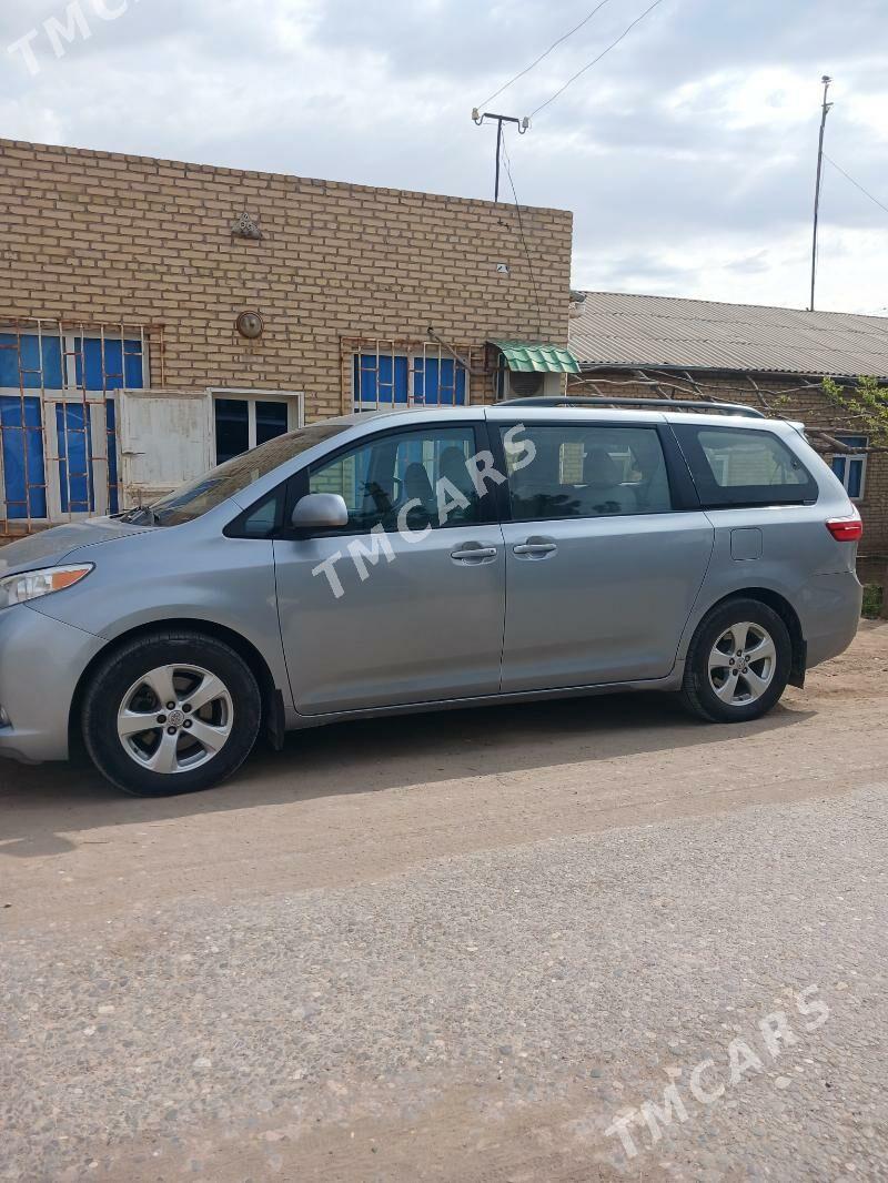 Toyota Sienna 2016 - 340 000 TMT - Халач - img 4