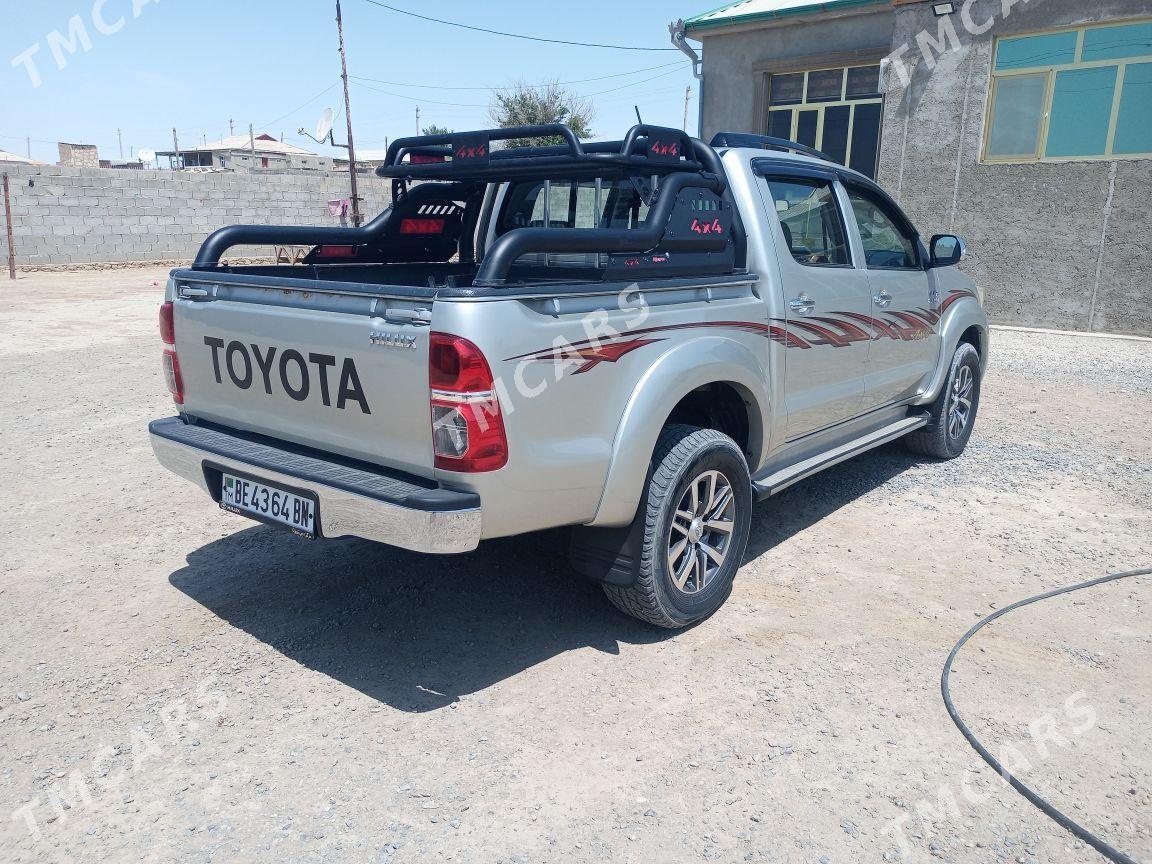Toyota Hilux 2014 - 360 000 TMT - Этрек - img 8