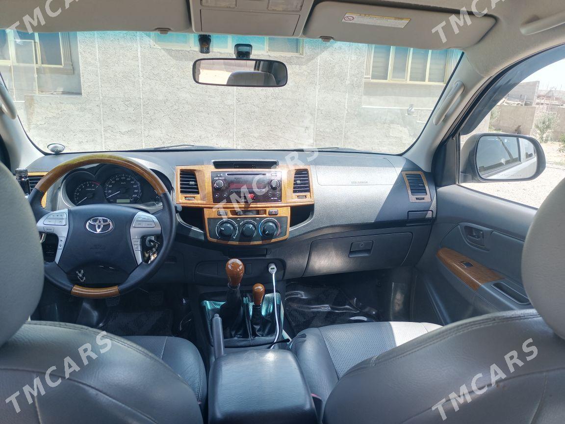 Toyota Hilux 2014 - 360 000 TMT - Этрек - img 6