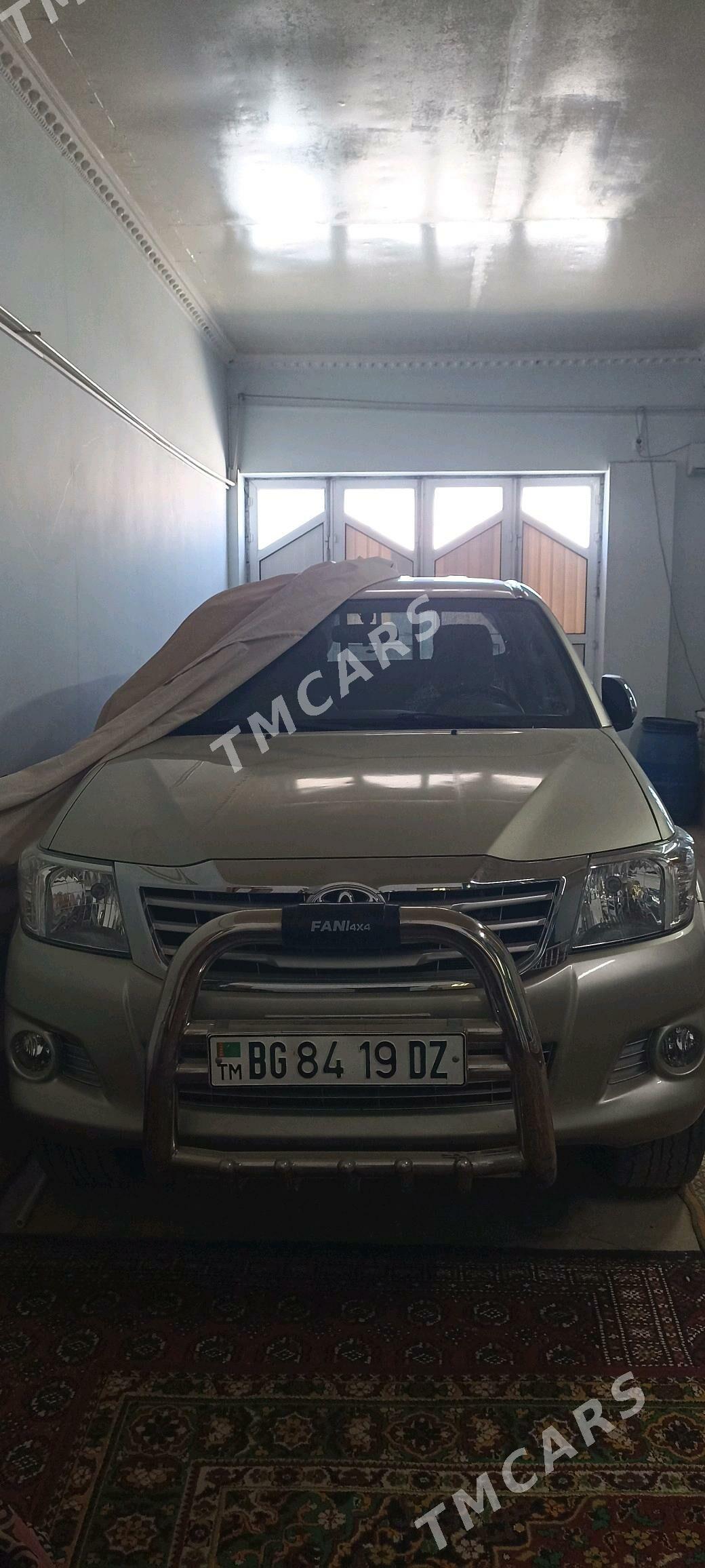 Toyota Hilux 2013 - 555 000 TMT - Gurbansoltan Eje - img 3