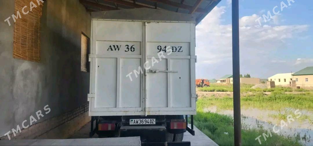 Isuzu Elf 2005 - 240 000 TMT - Кёнеургенч - img 4