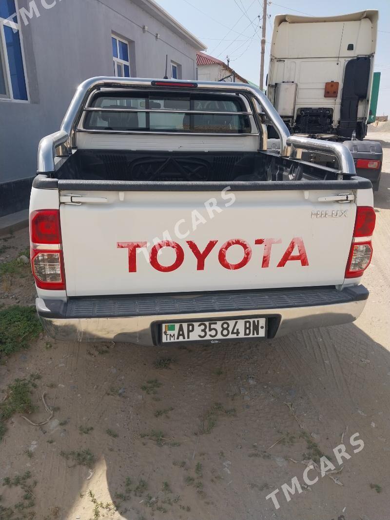 Toyota Hilux 2015 - 340 000 TMT - Türkmenbaşy - img 3