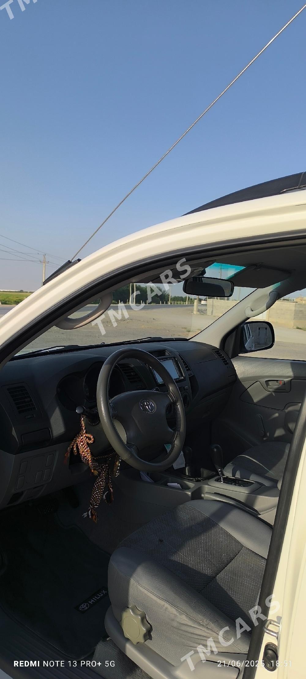 Toyota Hilux 2011 - 330 000 TMT - Бахарден - img 2