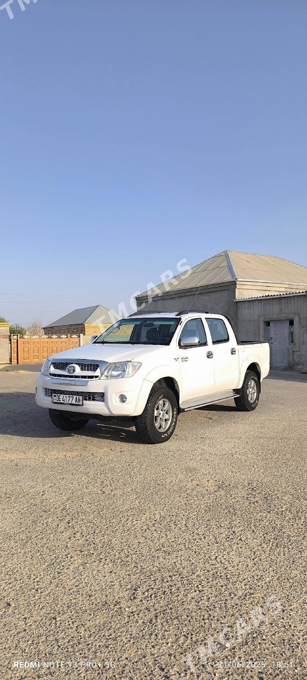 Toyota Hilux 2011 - 330 000 TMT - Бахарден - img 3