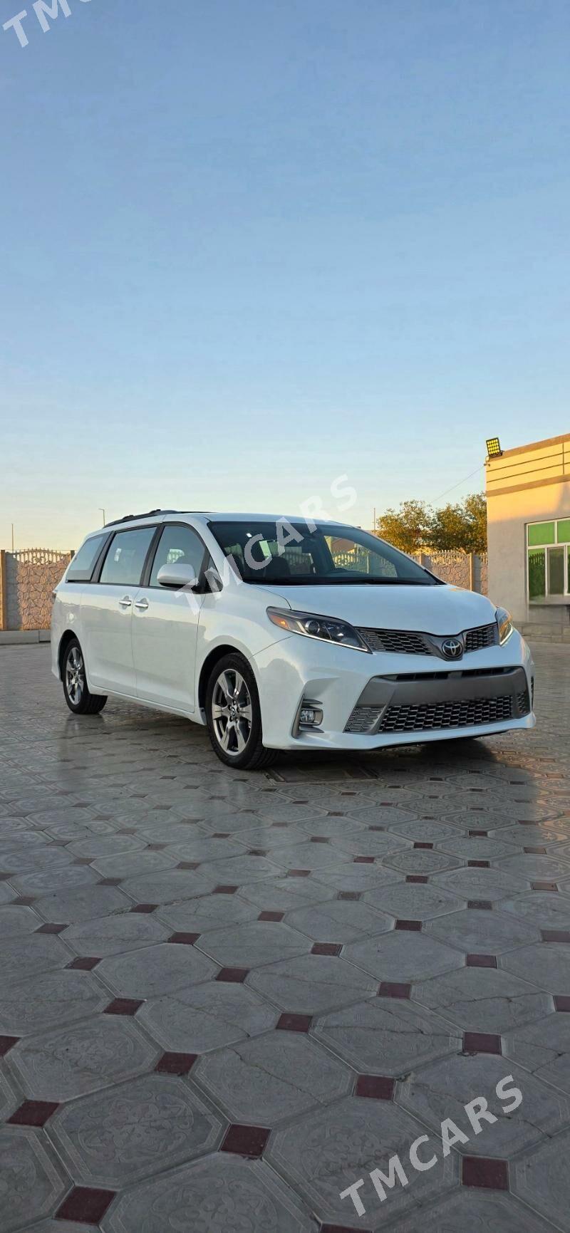 Toyota Sienna 2019 - 410 000 TMT - Мары - img 1