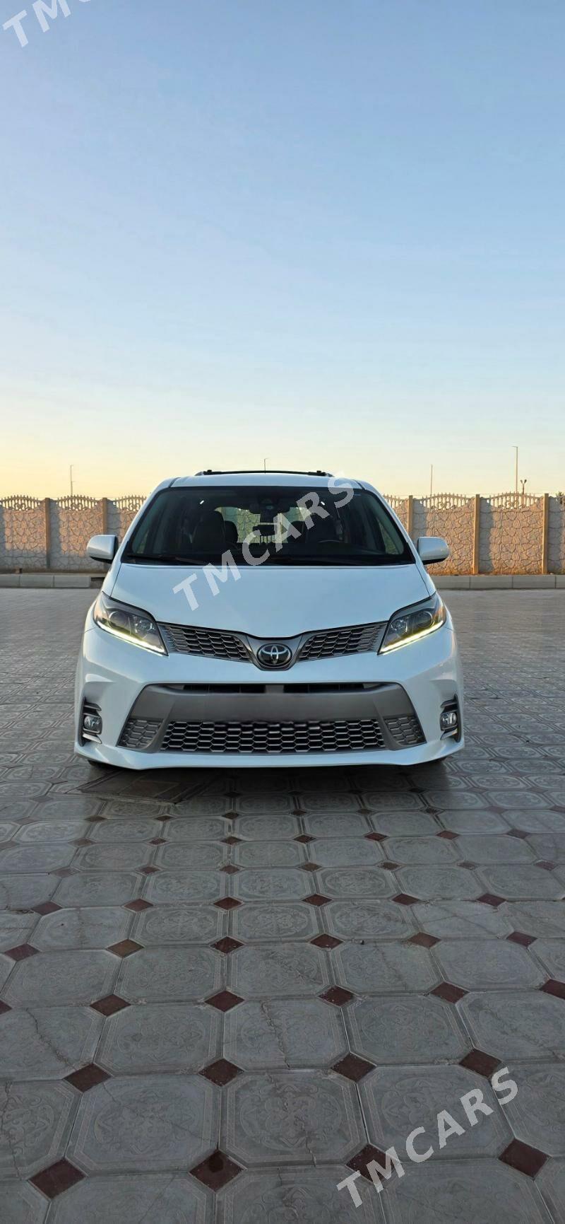 Toyota Sienna 2019 - 410 000 TMT - Мары - img 3