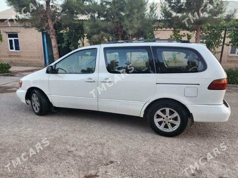 Toyota Sienna 2000 - 140 000 TMT - Фарап - img 3