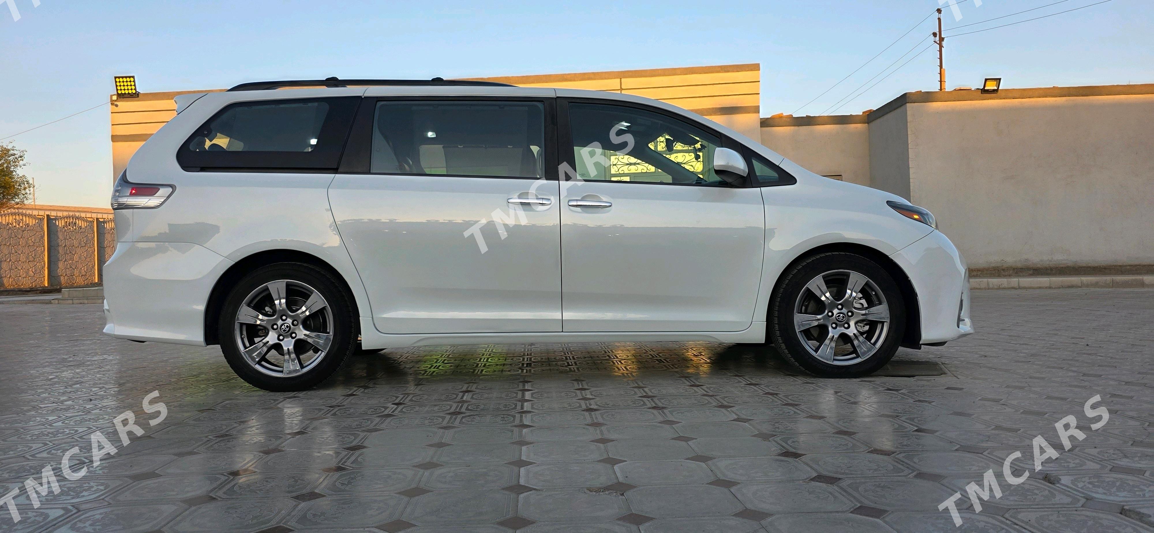 Toyota Sienna 2019 - 410 000 TMT - Мары - img 10