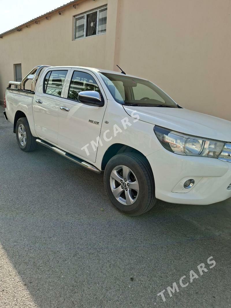 Toyota Hilux 2017 - 390 000 TMT - Бузмеин - img 7