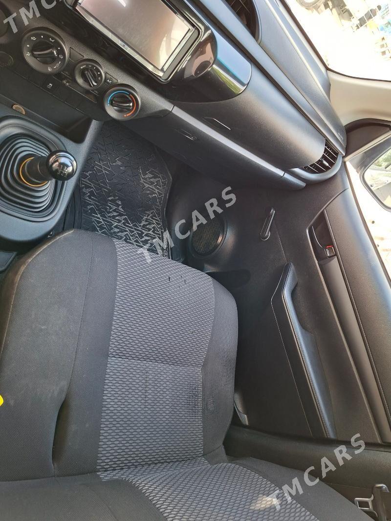 Toyota Hilux 2017 - 390 000 TMT - Бузмеин - img 2